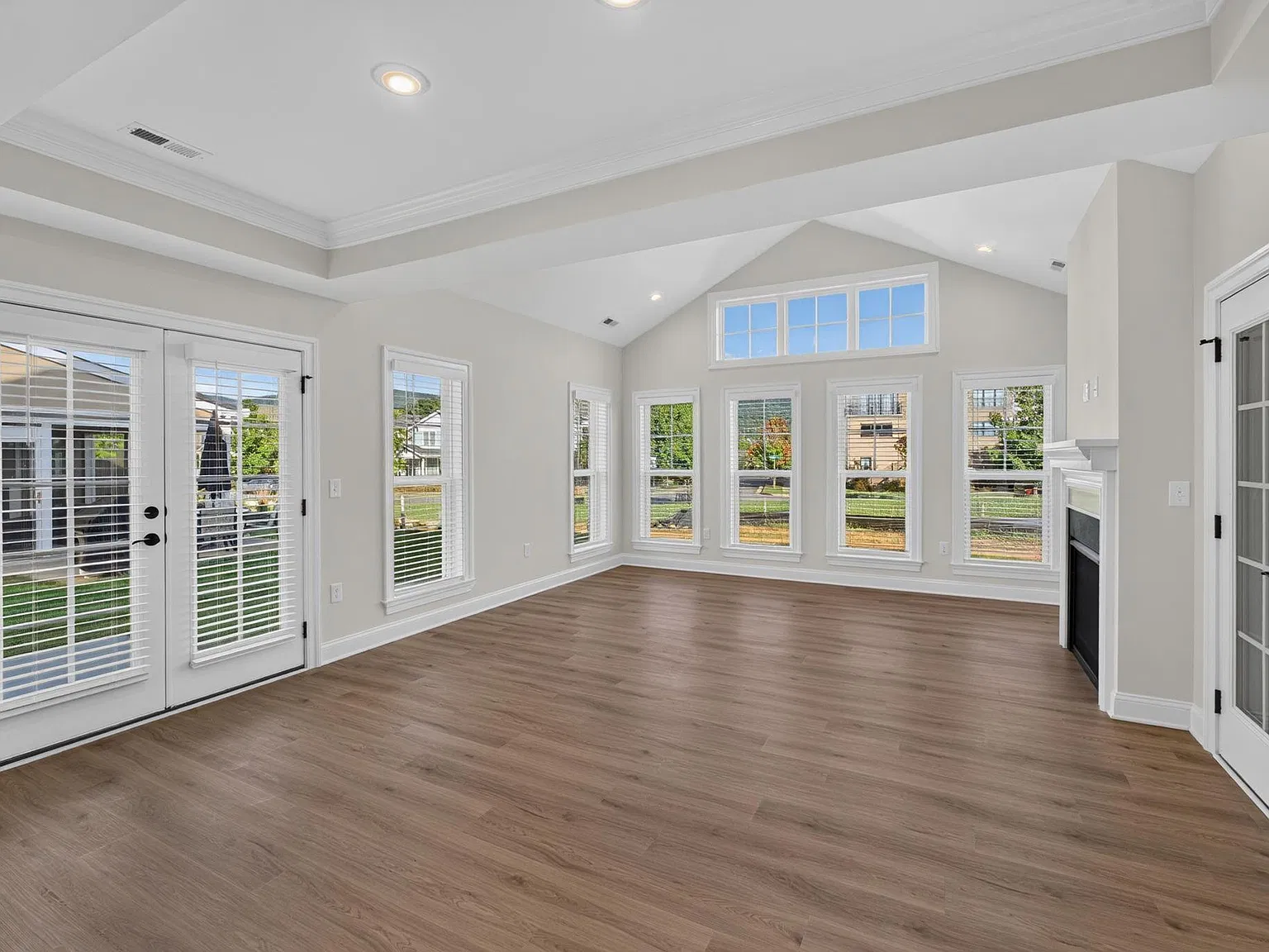 3 bed, 2.5 bath, 2084 sqft, $4,250 — Photo 4