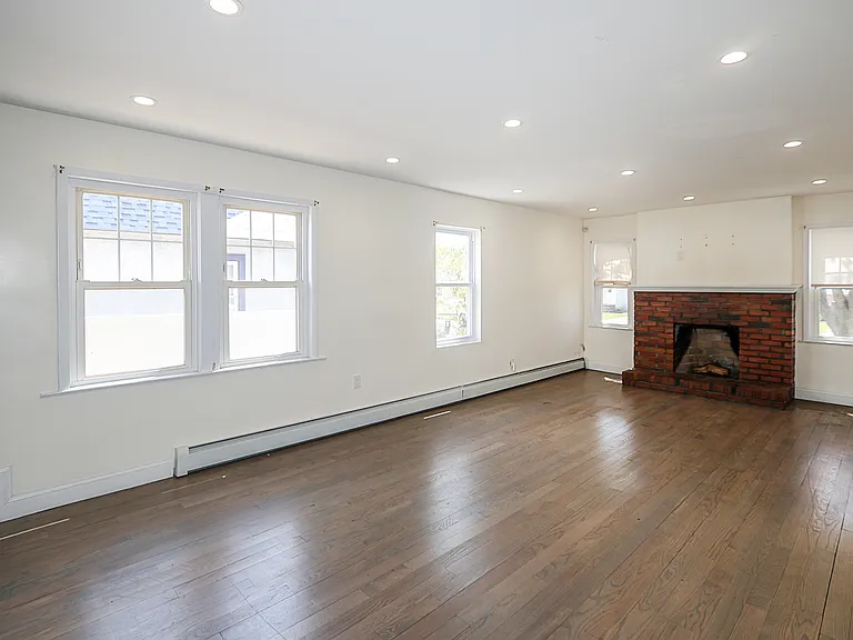 987 Kings Pkwy — Photo 15
