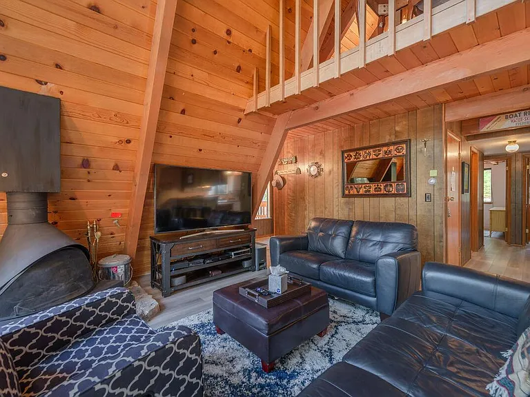5658 Rhodesia Rd — Photo 3