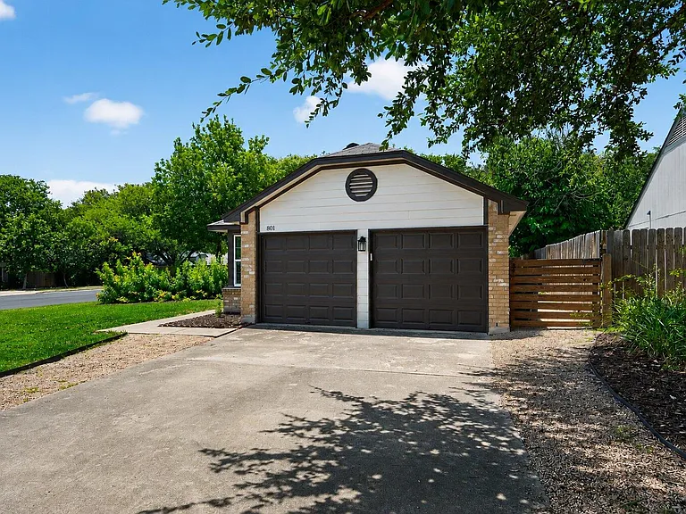 801 Kavanagh Dr — Photo 1