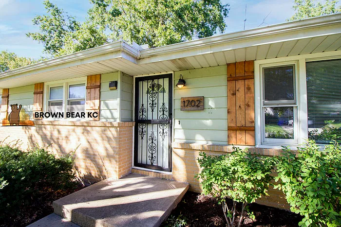 3 bed, 2.0 bath, 1325 sqft, $2,000 — Photo 1