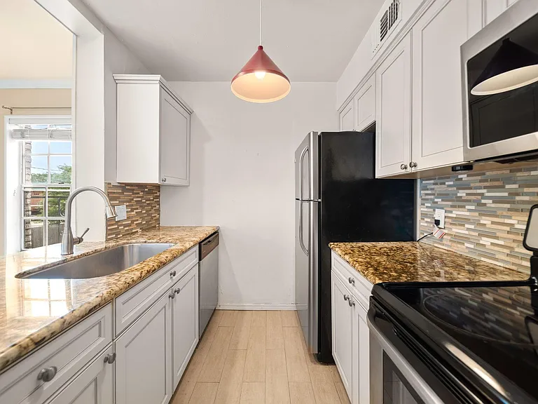 421 Emerson St #5 — Photo 8