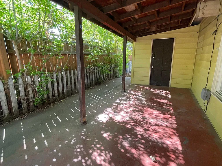 708 N Poplar St — Photo 8