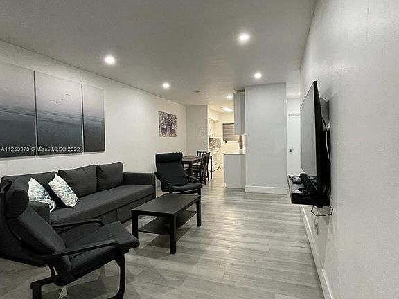 3rd image of 8501 Crespi Blvd APT 5