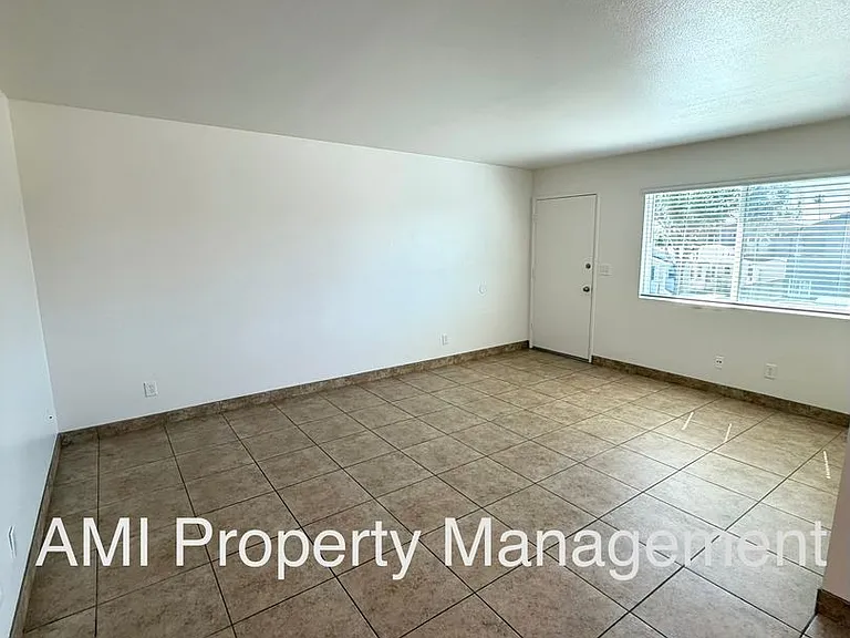 805 10th St #B — Photo 4