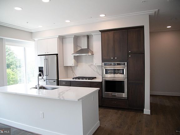 2nd image of 625 Slaters Ln #307W