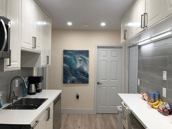 4th image of 1499 Essex St #L