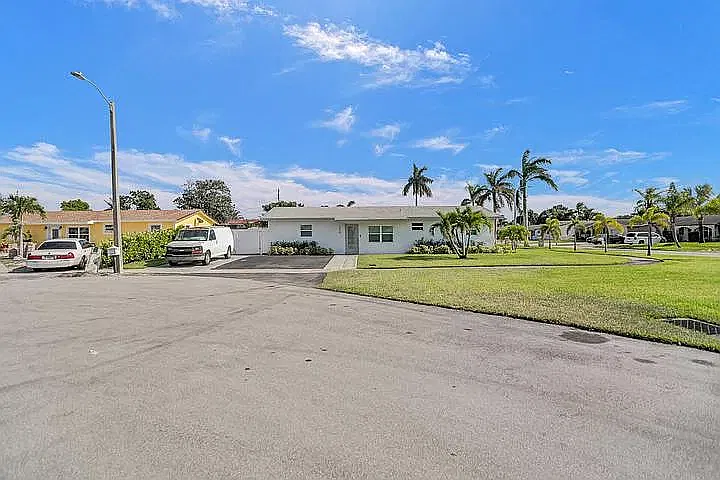 1210 SW 10th Ter