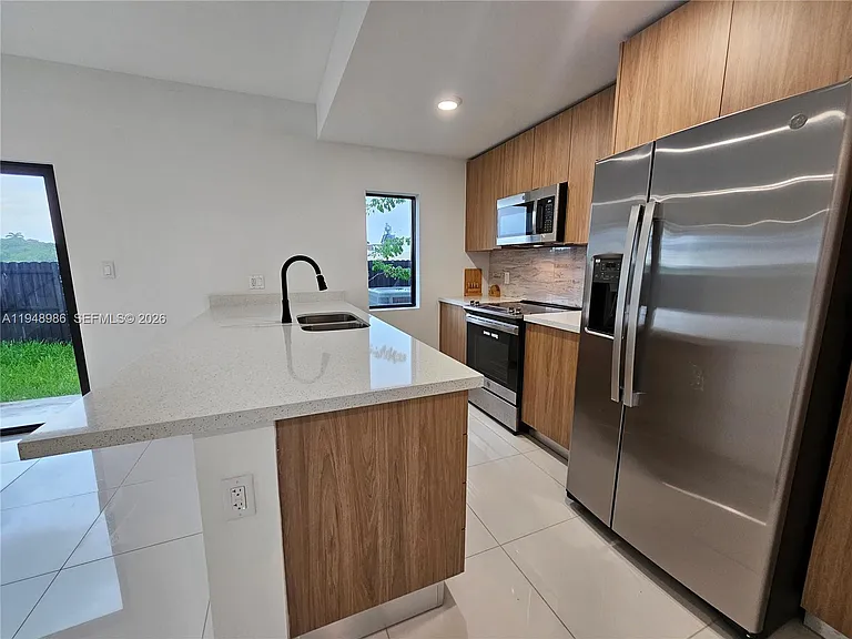 215 NW 13th Pl — Photo 8