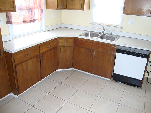3rd image of 24709 Dartmouth St