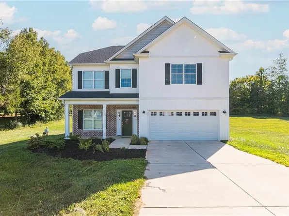 153 W Robin Dr, Advance, NC 27006