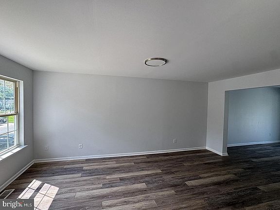 3rd image of 13 Freedom Ct