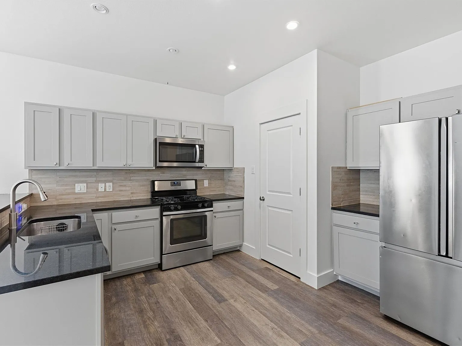 3 bed, 2.5 bath, 1548 sqft, $2,950 — Photo 2