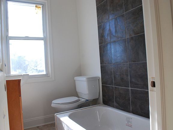 3rd image of 946 E Stafford St