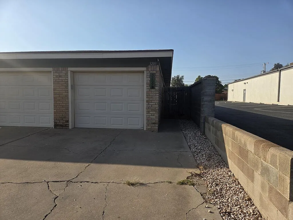 2 bed, 2.0 bath, 1200 sqft, $2,200 — Photo 1