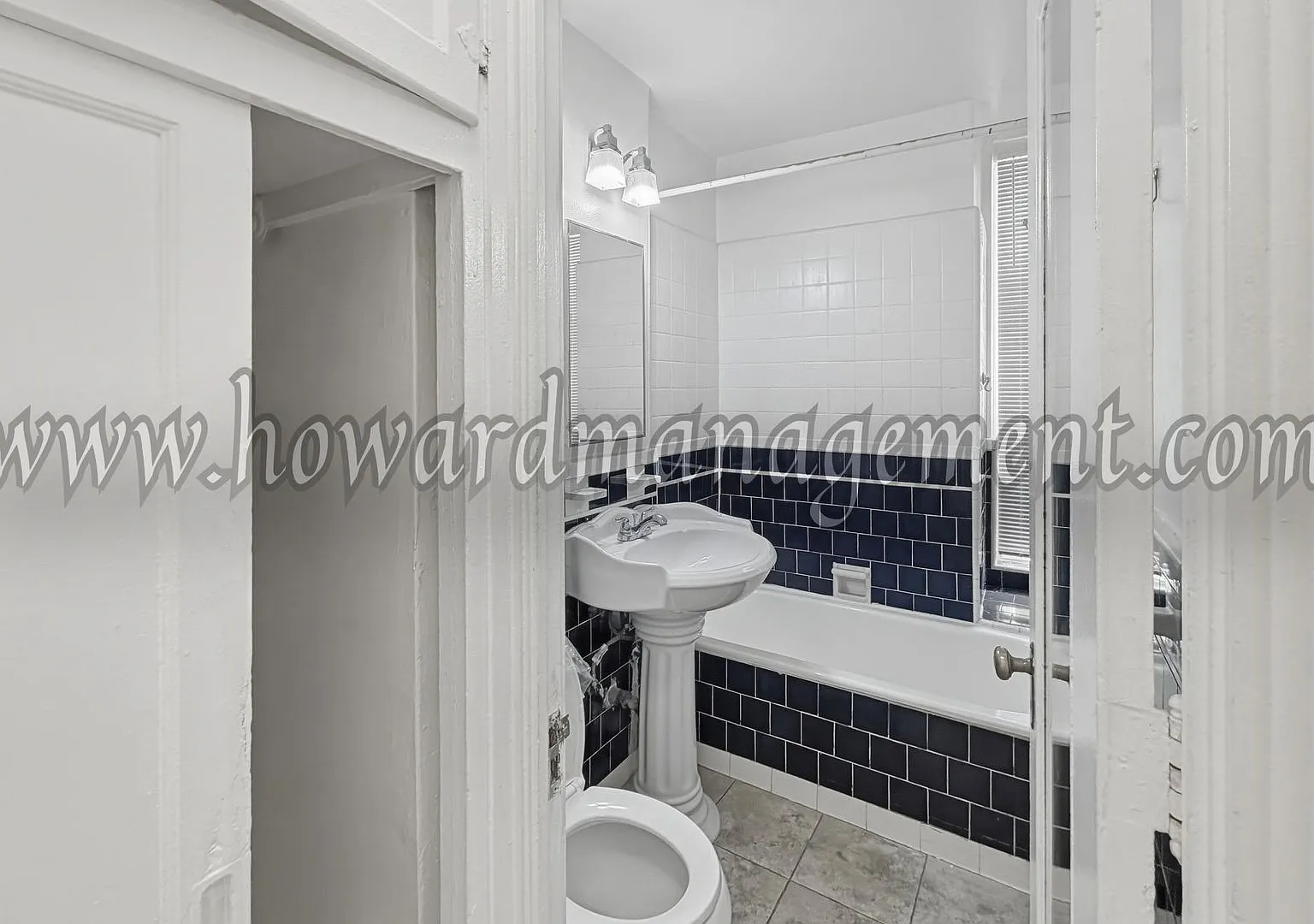 Wilshire Mediterranean Apartments — Photo 4