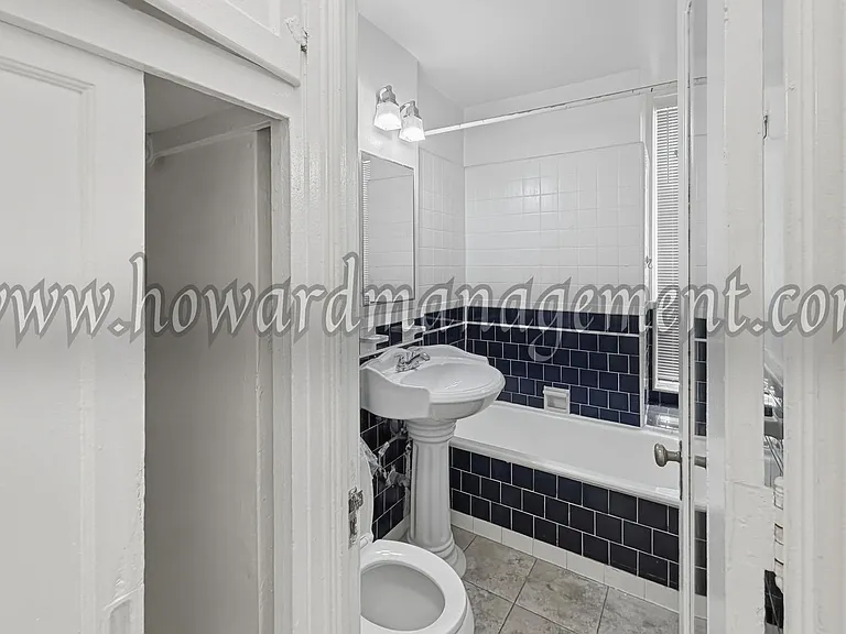 Wilshire Mediterranean Apartments — Photo 12