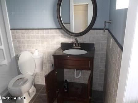 5th image of 2261 E Glade Ave