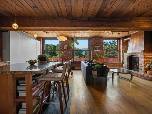 41 Alexander St #305, Vancouver, BC V6A 1B2