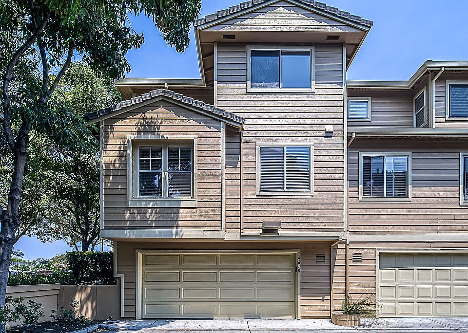 Tri-level with dbl garage