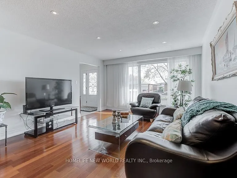 1207 Verhoeven Ct — Photo 2