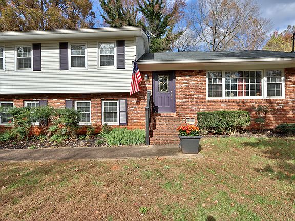 4th image of 2208 Skyline Dr