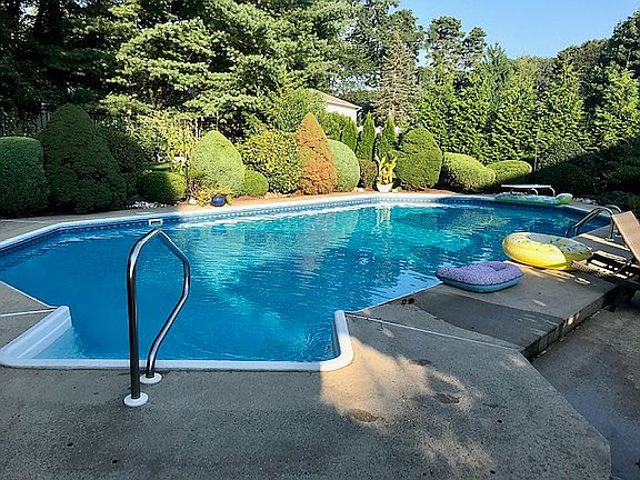 2nd image of 28 Mohawk Ln