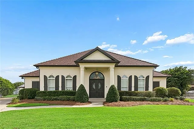 5 bed, 4.5 bath, 4140 sqft, $5,000 — Photo 1
