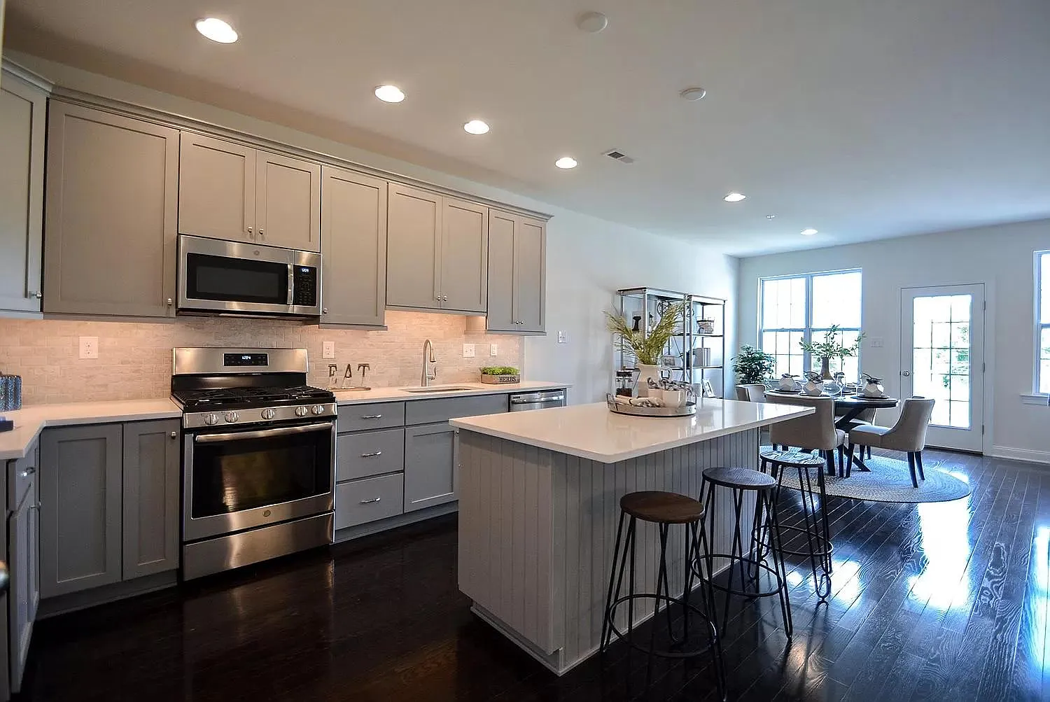 3 bed, 2.5 bath, 2004 sqft, $3,400 — Photo 4