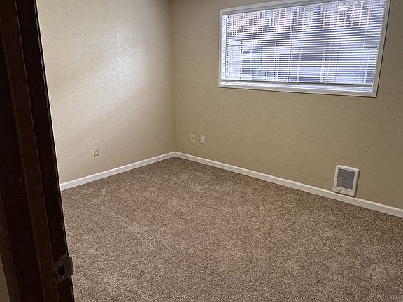 4th image of 427 Hewitt Ave
