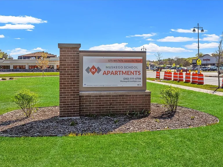 S75W17476 Janesville Rd — Photo 31