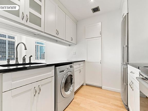 5th image of 145 E 48th St APT 35D