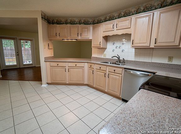 5th image of 856 Pinehurst Dr
