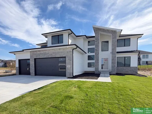 5427 213th Ave, Elkhorn, NE 68022