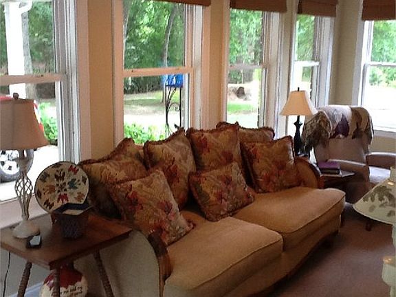 4th image of 664 Glenwood Rd