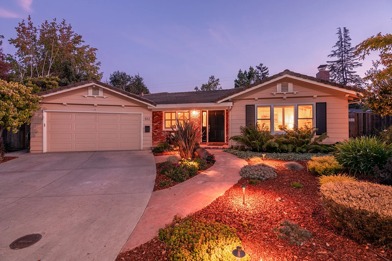 832 Lilac Way photo 1