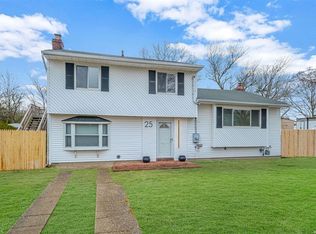 25 Catherine Dr, Selden, NY