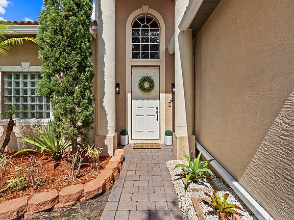 3rd image of 437 NW Sheffield Circle