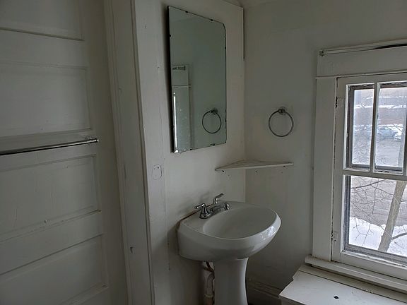 4th image of 109 W Illinois St #2W