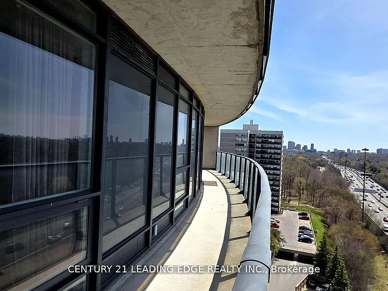 18 Valley Woods Rd #Penthouse 204-204 — Photo 6