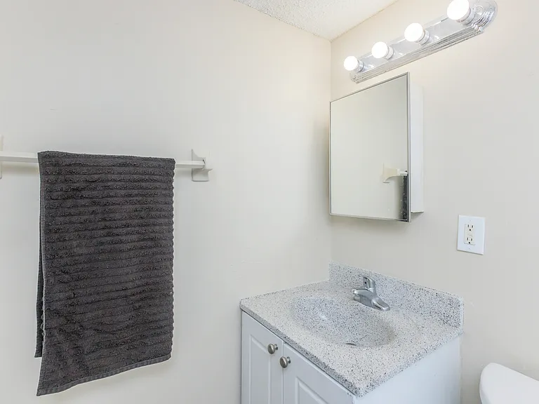 Silversmith Creek Apartments — Photo 40
