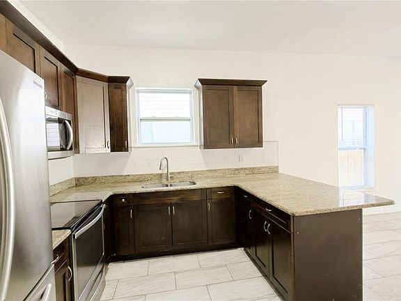 4th image of 2332 W Pine St