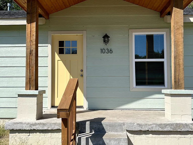 1036 N Madison Ave — Photo 2