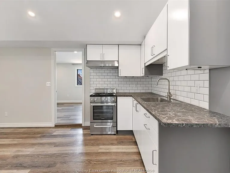 1069 Marentette Ave #UPPER — Photo 11