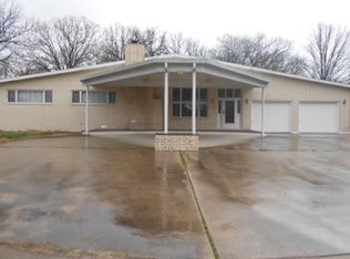 220 Country Club Dr, Marshfield, MO 65706