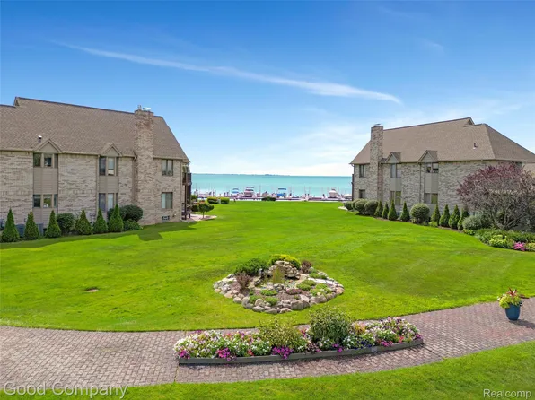 50684 Harbour View Dr N, New Baltimore, MI 48047