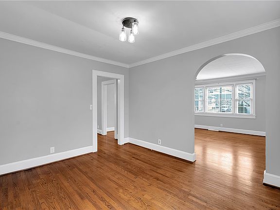 5th image of 305 Broad St