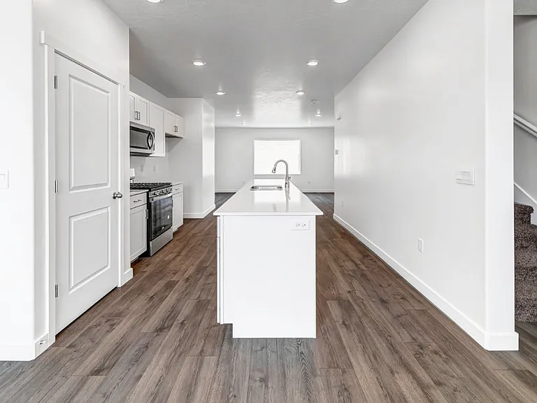 1073 E Waterway Ln — Photo 7