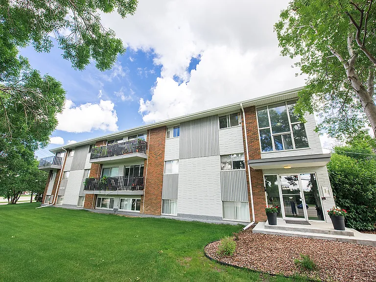 1602 Sherwood Dr — Photo 3