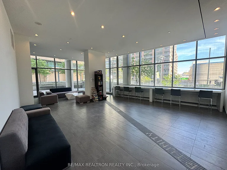 150 E Liberty St #407 — Photo 24